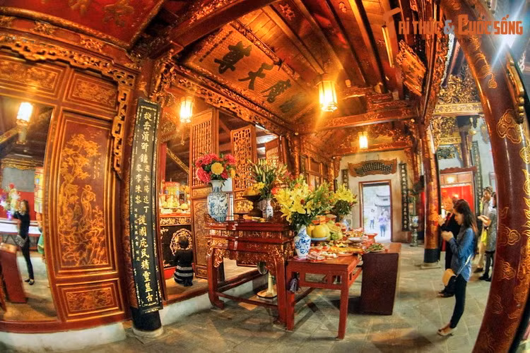 Về tổng thể, đền có bố cục không gian thoáng và hài hòa do khuôn viên nhiều cây xanh, lại hướng ra hồ Tây lộng gió. Kết cấu kiến trúc của đền gồm tam quan, sân và khu đền chính gồm ba lớp nhà tiền tế, trung tế, hậu cung.