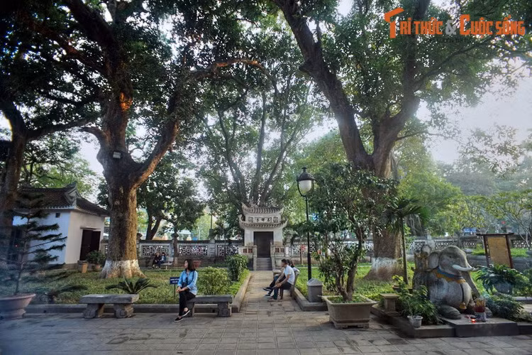 Trở lại với đền Quán Thánh, theo các nhà nghiên cứu, ban đầu ngôi đền này nằm ở một vị trí khác và được di dời về vị trí hiện tại ở phía hồ Tây trong đợt mở rộng Hoàng thành Thăng Long năm 1474 của vua Lê Thánh Tông.