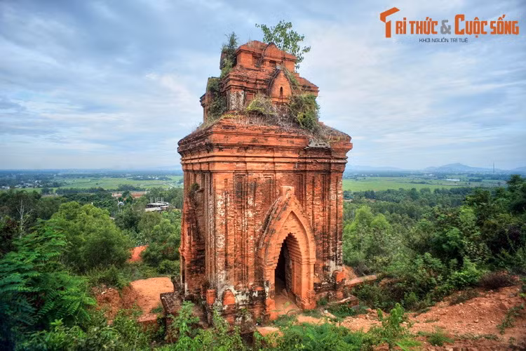 Ở hướng Đông của tháp thờ chính, cùng độ cao với tháp Bia là tháp Cổng, tòa tháp từng có vai trò như cổng vào của toàn bộ quần thể tháp.