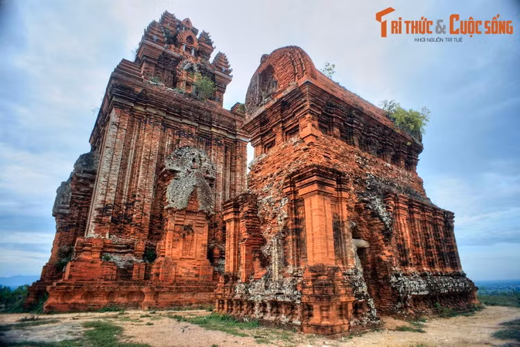 Tháp Hỏa nằm ở phía Nam của tháp thờ chính, có hình dáng đặc trưng với phần mái cong hình yên ngựa. Đây là ngọn tháp được trang trí rất cầu kỳ.