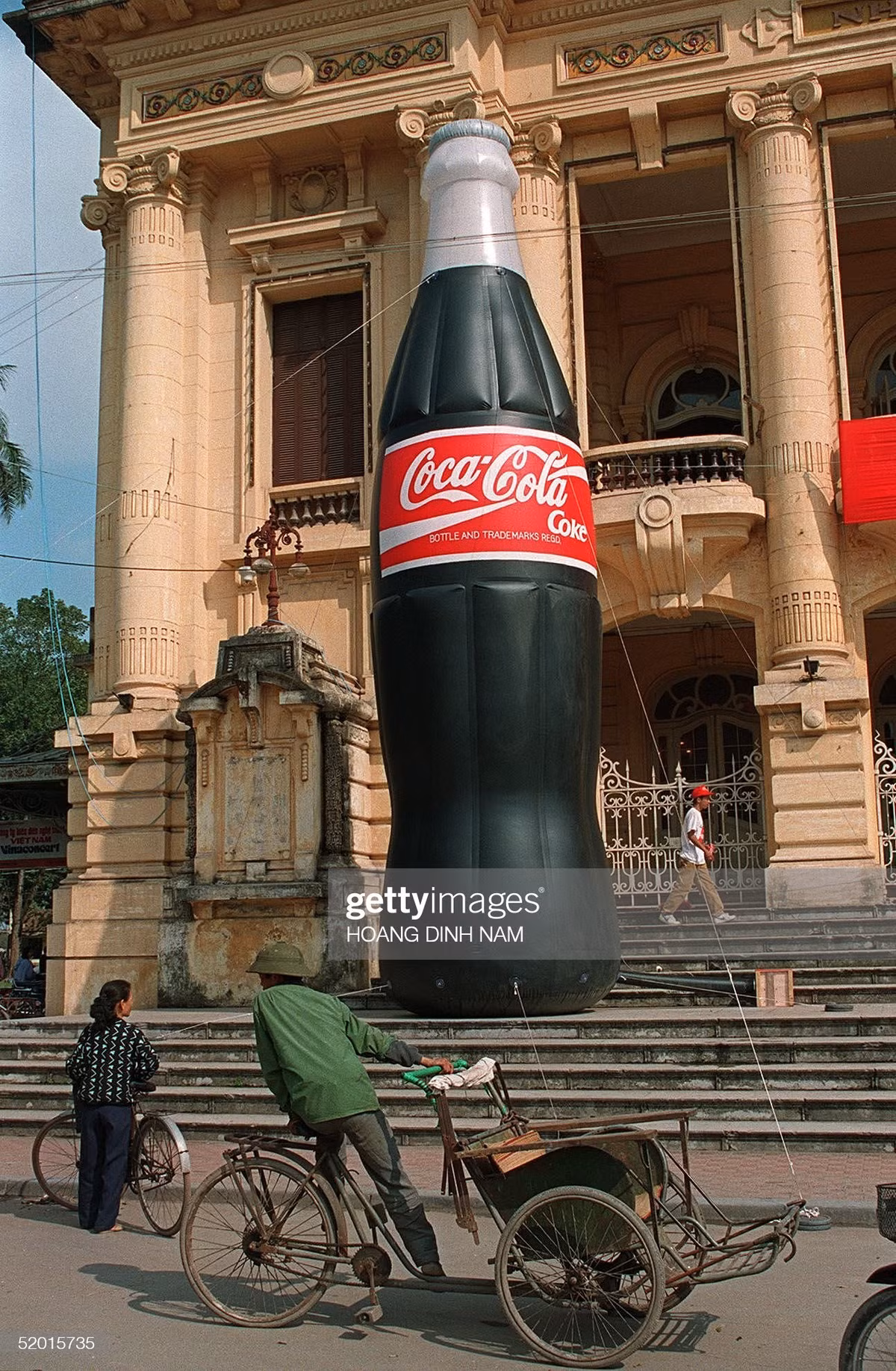 Mô hình chai Coca-Cola khổng lồ được đặt trước Nhà hát Lớn Hà Nội trong chiến dịch quảng cáo của hãng nước ngọt Mỹ ở Việt Nam năm 1994. Bức ảnh chụp ngày 19/2. Ảnh: Hoang Dinh Nam/ Getty Images.