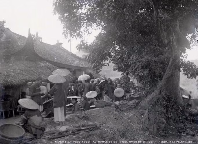 Đền Sòng Sơn ở Bỉm Sơn, Thanh Hóa trong ngày hội.