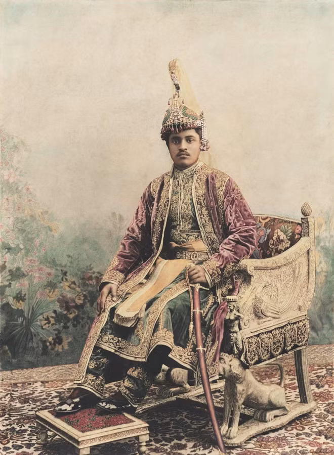 "Tô màu các bức ảnh bằng tay đã có ở Nhật Bản và Trung Quốc," Gaskell nói. "Nhưng ở Ấn Độ, các nghệ sĩ sơn dày hơn nhiều, gần như che giấu hoàn toàn hình ảnh. Họ tô màu trực tiếp lên trên, vì vậy hầu như không thể nhìn thấy bức ảnh gốc nào". Ảnh: CNN.