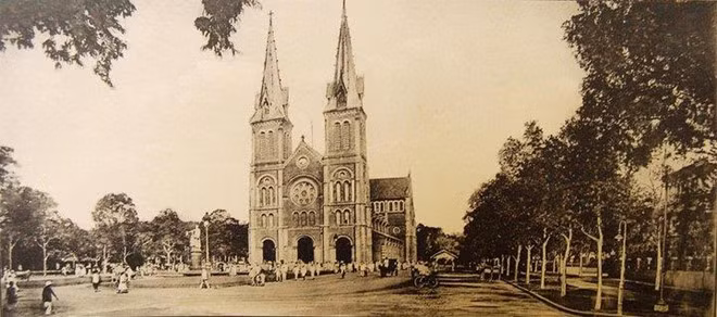 Nhà thờ Đức Bà. Tác giả cũng so sánh Nhà thờ Đức Bà Sài Gòn với Nhà thờ Lớn Hà Nội: “Nhà thờ Sài Gòn tuy không có cái nền đá cao như Nhà thờ Hà Nội, mà có hai cái tháp nhọn cao ngất trời, những khi trời sáng sủa đi từ ngoài VũngTàu (Cap Saint Jacques) cũng trông rõ.