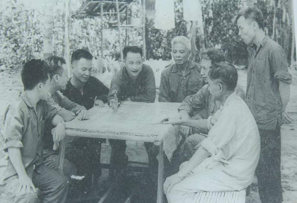 Trung tướng Trần Văn Trà - Tư lệnh Bộ Chỉ huy miền (người đang chỉ tay trên bản đồ) và Tham mưu trưởng Lê Đức Anh (người ngồi bên phải Trung tướng Trần Văn Trà) trong cuộc họp Bộ Chỉ huy miền tại căn cứ Lộc Ninh, tỉnh Bình Phước (R), năm 1972.