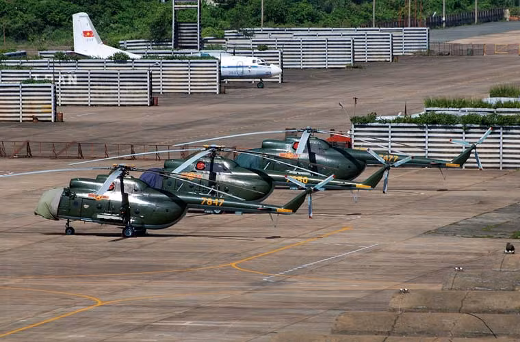 Trực thăng vận tải đa năng Mi-8 bắt đầu có mặt trong Không quân Nhân dân Việt Nam từ năm 1973. Nó đã tham gia phục vụ hiệu quả trong giai đoạn cuối cuộc chiến tranh chống Mỹ, và nhất là cuộc chiến tranh biên giới Tây Nam 1978-1979, các chiến dịch giúp nhân dân Campuchia thoát họa diệt chủng. Hiện Mi-8 vẫn là một trong các trực thăng chủ lực của Không quân Việt Nam, làm nhiều nhiệm vụ từ vận tải, chiến đấu tới tìm kiếm cứu hộ cứu nạn.