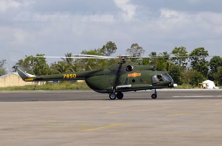 Không quân Việt Nam chủ yếu sử dụng biến thể Mi-8T của dòng trực thăng vận tải Mi-8. Mi-8T có chiều dài 18,17m, cao 5,65m, thiết kế theo qui ước với rotor chính 5 lá làm bằng hợp kim nhôm và rotor đuôi 3 lá. Mi-8T có các đặc điểm sống sót tuyệt vời gồm bình chứa nhiên liệu có nạp bọt chống nổ, buồng lái bọc thép, hệ thống chữa cháy và các mạch điều khiển chính dự trữ, hệ thống năng lượng và nước.