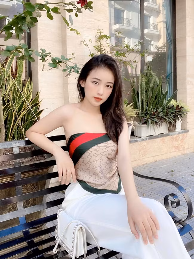 Chẳng những có diện mạo khả ái, Gia Tiên còn sở hữu hình thể cân đối, thon gọn.