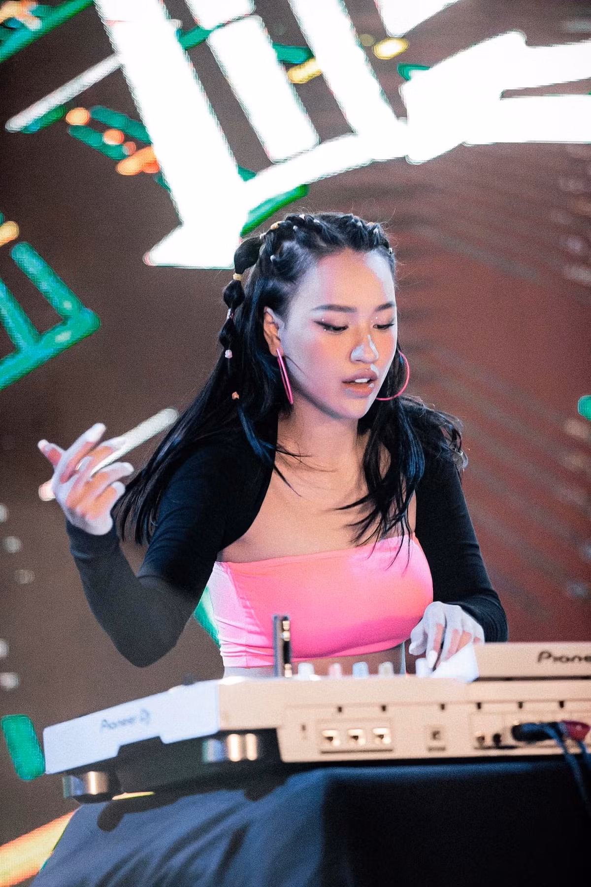 Được mệnh danh là hot girl DJ, DJ Tít được biết tới là một trong những nghệ sĩ nữ chơi nhạc điện tử nổi tiếng của showbiz Việt.