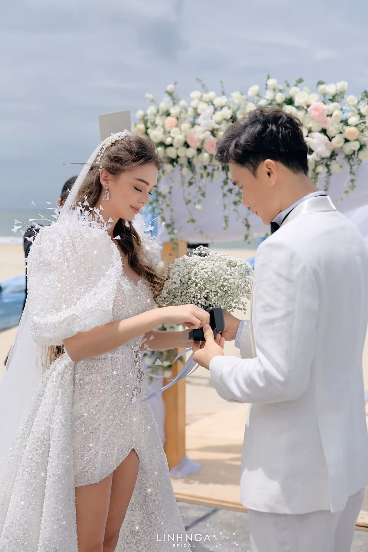 Kể từ sau đám cưới, thủ môn Bùi Tiến Dũng và vợ mẫu Tây tận hưởng cuộc sống vợ chồng son, cặp đôi thường xuyên đăng tải những khoảnh khắc đời thường lên MXH.