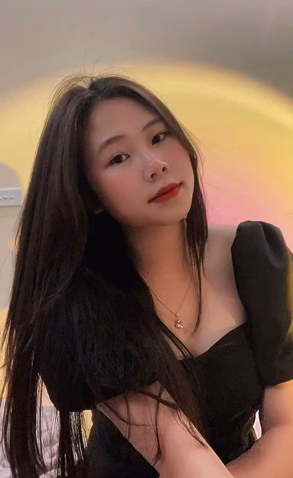 Cặp đôi đã yêu nhau đến hiện tại được 8 năm. Cô nàng luôn có mặt bên cạnh bạn trai những dịp quan trọng.