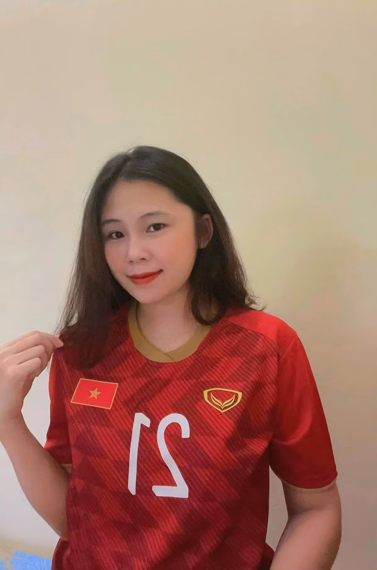 Trang Heo chọn cách lùi về phía sau những hào quang vây quanh Đình Trọng, cô nàng né tránh ống kính, chỉ lặng lẽ hỗ trợ người yêu. Chính cách cư xử này khiến Trang Heo nhận được nhiều yêu mến từ người hâm mộ.