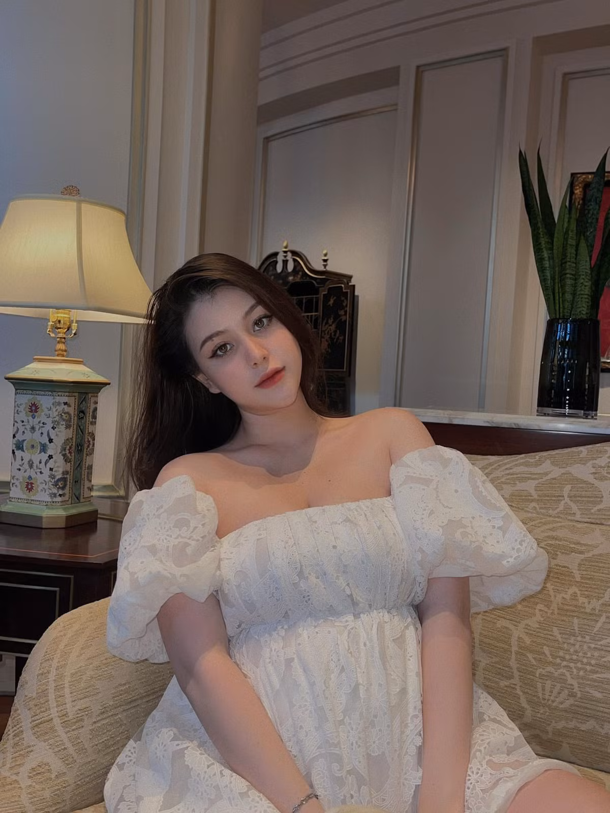 Trong khi các hot girl khác đều đi theo kiểu mẫu vóc dáng gầy gò thì Sunna lại nổi bật với vẻ ngoài đầy đặn rất riêng.