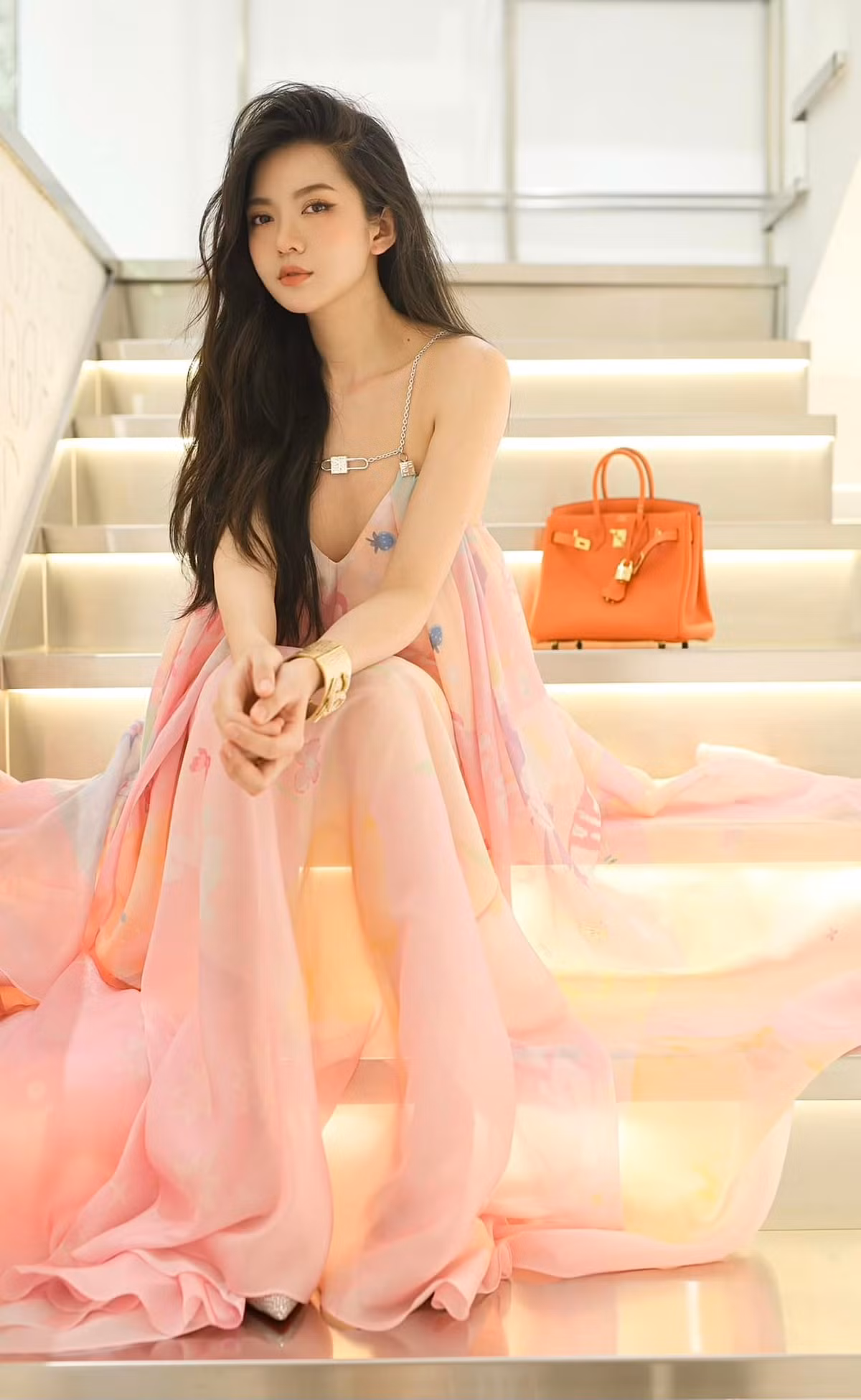So với thời điểm trước, khuôn mặt của "hot girl M.U" một thời thon gọn hơn, đặc biệt sống mũi cao khác thường làm netizen nghi vấn cô có động chạm "dao kéo".