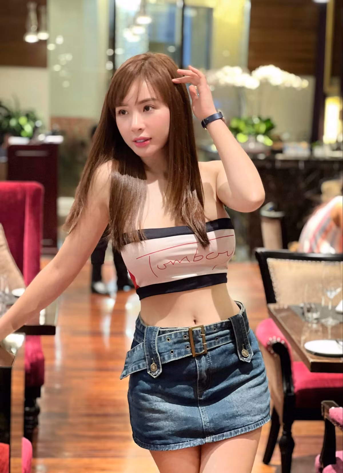 Ngoài làm mũi, cằm, định kỳ tiêm chống lão hóa, truyền trắng, cô còn phẫu thuật nâng ngực.