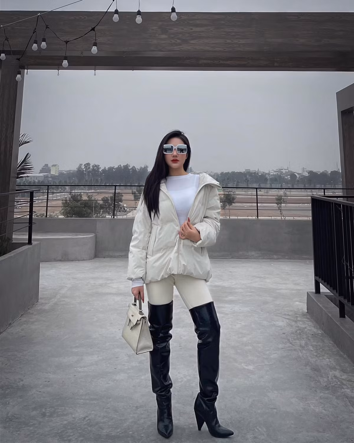 Cô tự nhận bản thân không có thân hình nổi trội nhưng vì biết cách mặc đồ, tạo dáng nên những shoot hình đăng trên trang cá nhân thu hút hơn.