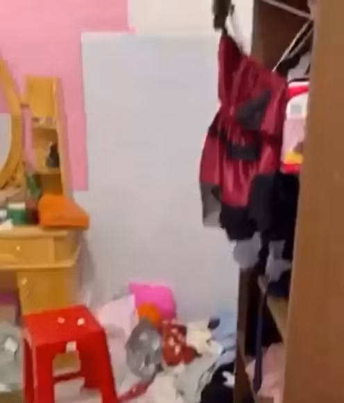 Cụ thể, người được cho là chủ nhà trọ đã rất kinh ngạc khi chứng kiến 3 cô gái thuê phòng ở bẩn ngoài sức tưởng tượng. Đoạn clip này được ghi lại khi chủ trọ bất ngờ kiểm tra phòng.