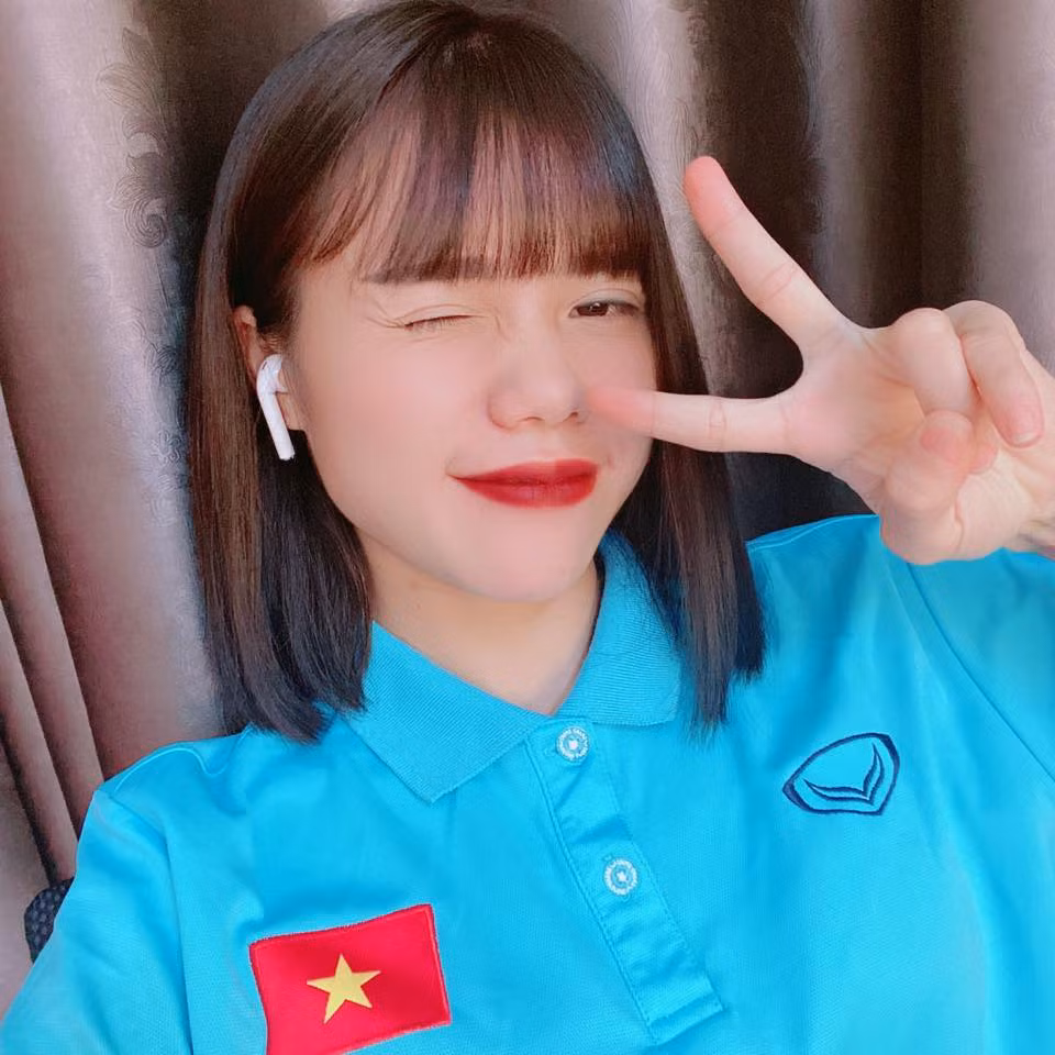 Hoàng Quỳnh còn được biết đến là hot mom duy nhất của đội tuyển bóng đá nữ Việt Nam. Cô từng giải nghệ, "treo giày" 2 năm trước khi quay trở lại đội tuyển.
