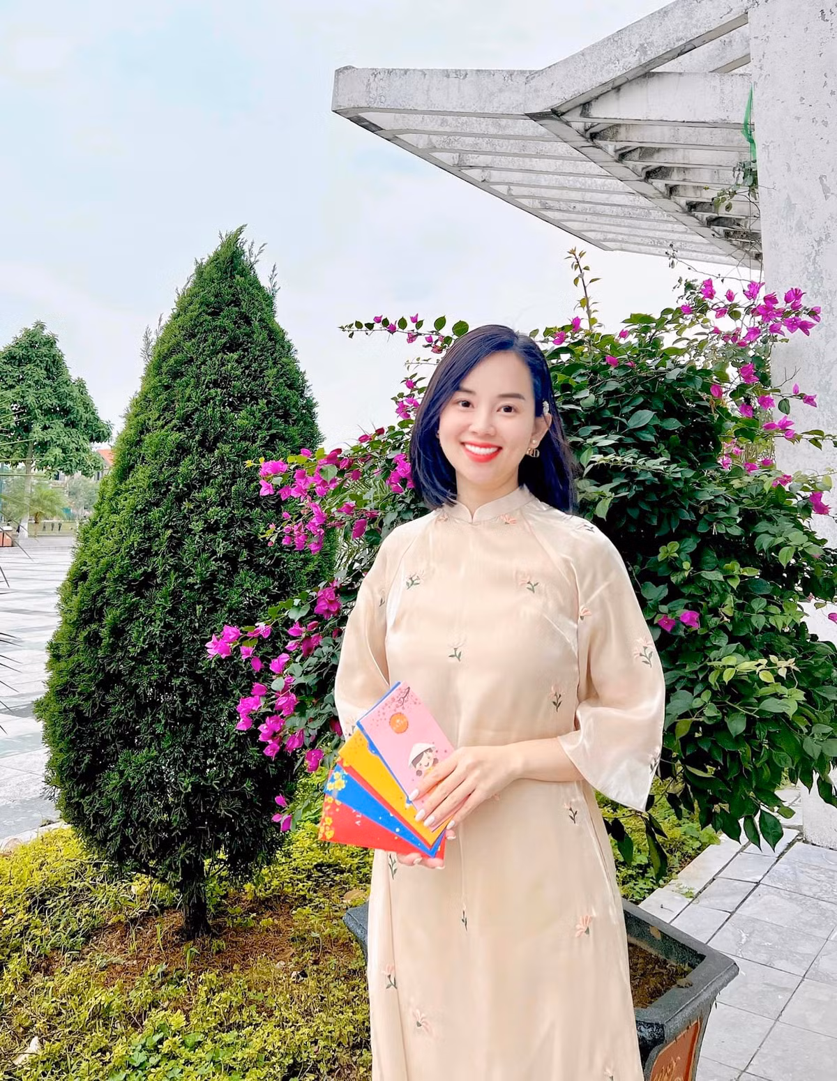 Kể từ sau ồn áo cách đây nhiều năm, cựu hot girl Hà thành một thời dần lấy lại cân bằng trở về cuộc sống đời thường, ít chia sẻ chuyện cũ, không than vãn hay trách móc mà chỉ chia sẻ những điểm tích cực trong cuộc sống bên con trai Khoai Tây.