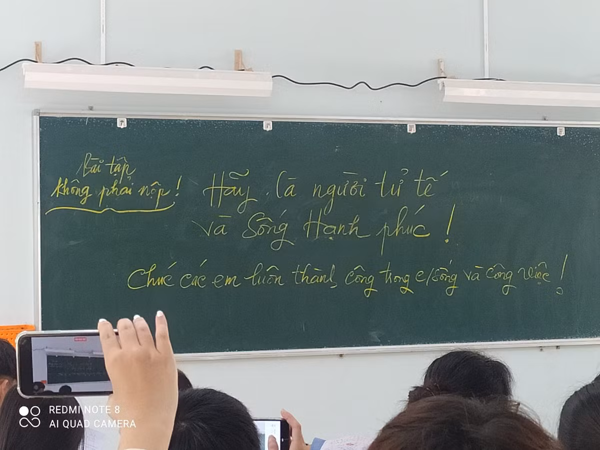 Hình ảnh bài tập về nhà với đề bài khá mơ hồ và cực kỳ khó giải của những học sinh cuối cấp.