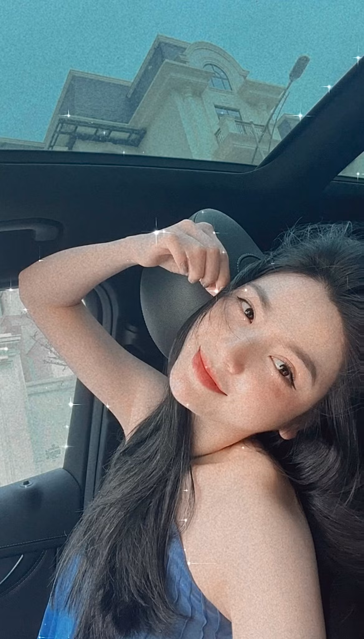 Quang Hải và Thanh Huyền được cho là hẹn hò từ giữa năm 2021 nhưng không công khai. Hai người bị phát hiện nhiều lần đi chơi cùng nhau qua những bức ảnh check-in ở cùng địa điểm.