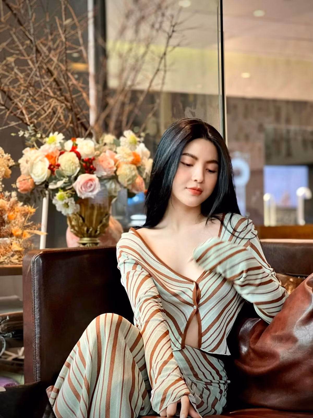 Mới đây bạn gái tin đồn Quang Hải gây chú ý khi đăng tải hình ảnh khoe vùng cổ hờ hững, nước da trắng ngần của cô đã nhanh chóng hút mắt người nhìn.