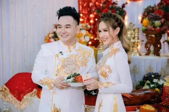 Hiện tại sự việc này vẫn đang là tâm điểm bàn tán của cư dân mạng.