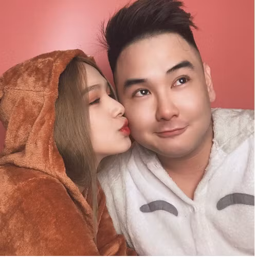 Trong hình ảnh mới nhất của cặp đôi này, netizen bất ngờ chú ý quan tâm khi Xoài Non lại mặc váy khoe vòng một gợi cảm.