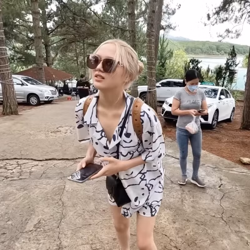Qua ống kính của ông xã, mỹ nhân Gen Z còn ghi điểm bởi độ thân thiện, mộc mạc.