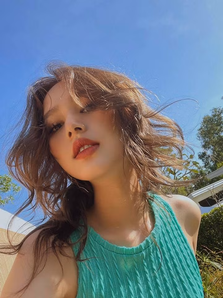Có thể nói đây là một trong những hình ảnh hiếm hoi mà gái xinh Xoài Non không bị chồng "dìm" trên mạng xã hội.