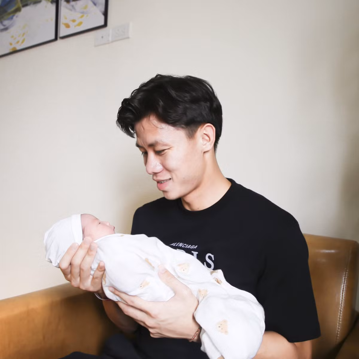 Hiện tại, cặp đôi đang sống hạnh phúc trong ngôi nhà xa hoa cùng 2 cô công chúa nhỏ.
