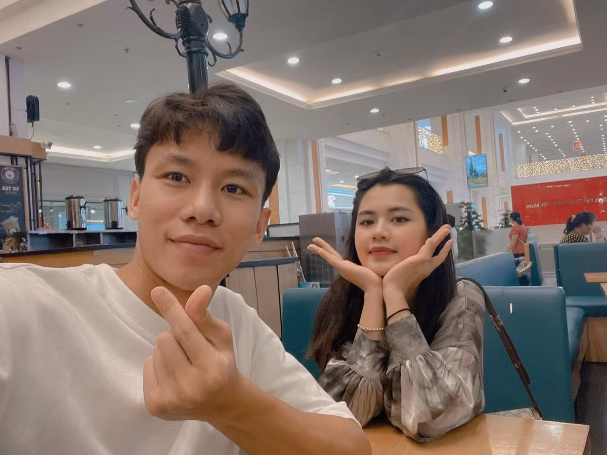 Mặc dù là cầu thủ nổi tiếng, có thu nhập khủng nhưng Quế Ngọc Hải luôn sẵn sàng làm phụ vợ những công việc nhỏ nhặt.