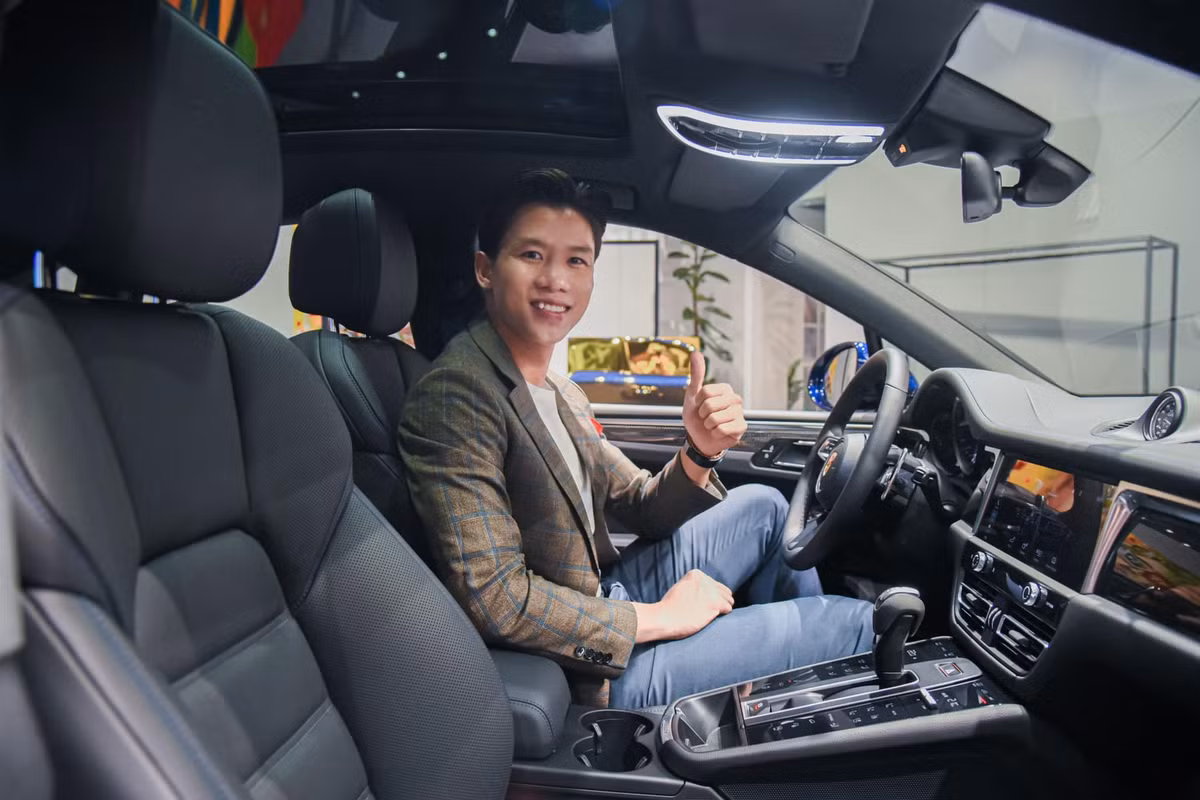 Mới đây cầu thủ Quế Ngọc Hải đã có hành động chứng minh điều đó khi tự đạp xe đi ship hàng cho vợ.