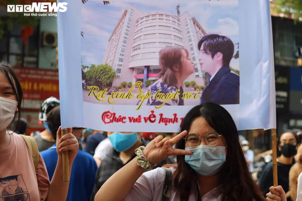 Tấm băng rôn nhanh chóng thú hút được sự chú ý của mọi người xung quanh. Ngay sau khi thí sinh rời khỏi điểm thi đã được các bạn bè reo hò và chào đón một cách vui nhộn như đón thần tượng. Ảnh: VTC News