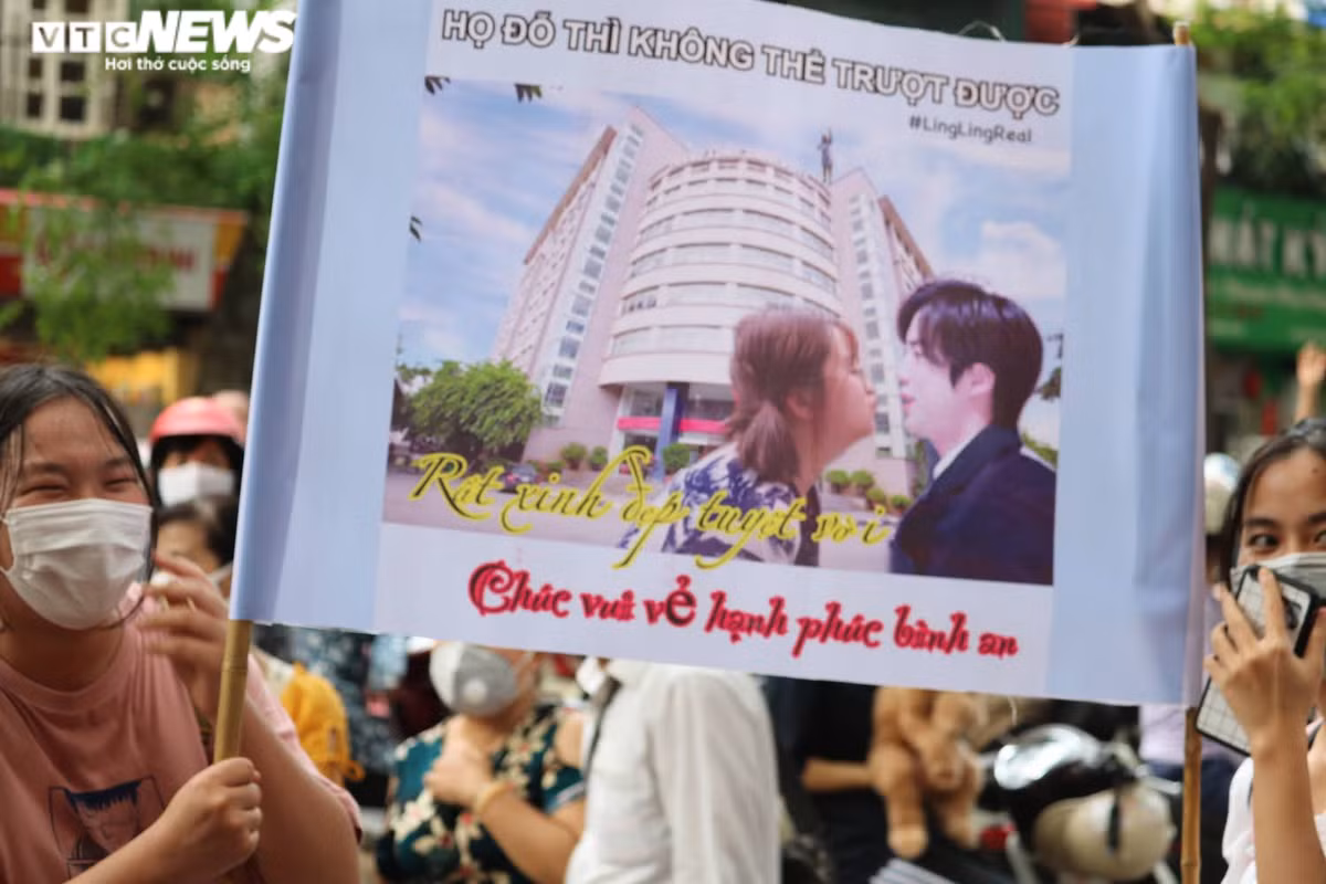 Ngoài ra không thể không nhắc đến hình ảnh một nhóm bạn trẻ căng băng rôn có nội dung: "Họ Đỗ thì không thể trượt được. Rất xinh đẹp tuyệt vời. Chúc vui vẻ hạnh phúc bình an" để chào đón cô bạn thân thi tại điểm trường. Ảnh: VTC News