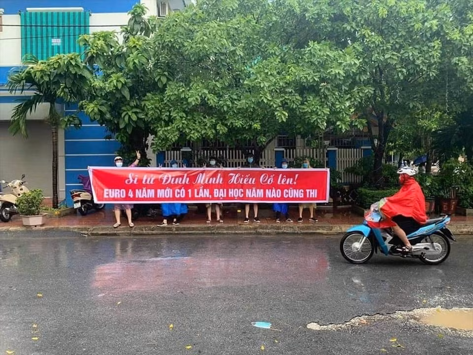 Vào kỳ thi tốt nghiệp THPT 2021 hình ảnh đám bạn thân làm hẳn băng rôn cổ vũ tinh thần cho bạn mình trong ngày thi tốt nghiệp từng làm netizen thích thú. Nội dung được ghi trong tấm biển cổ vũ rất hài hước và ý nghĩa: "Sĩ tử Đinh Minh Hiếu cố lên! EURO 4 năm mới có một lần, đại học năm nào cũng thi".