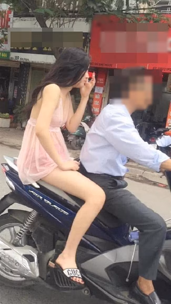 Thi thoảng những khoảnh khắc ăn mặc hở hang của các chị em lại xuất hiện và khiến không ít người đi đường phải nóng mắt
