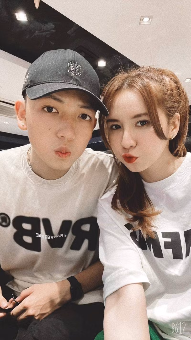 Gần đây, Ngân Sát Thủ thường xuyên xuất hiện tình tứ bên cạnh một chàng trai. Được biết đó chính là người yêu của nữ streamer này.