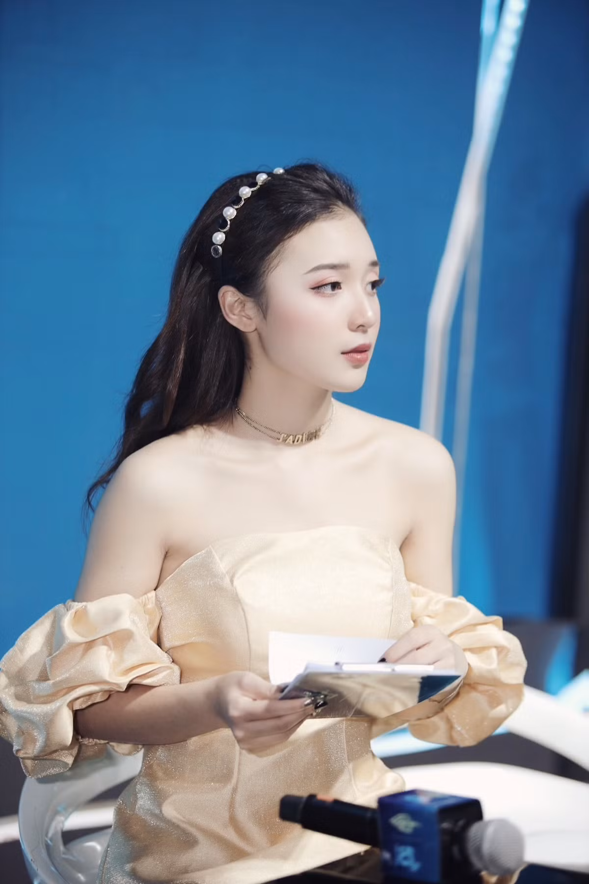 “MC trẻ nhất VTV” cao 3 mét bẻ đôi vẫn được khen hết lời “MC tre nhat VTV” cao 3 met be doi van duoc khen het loi