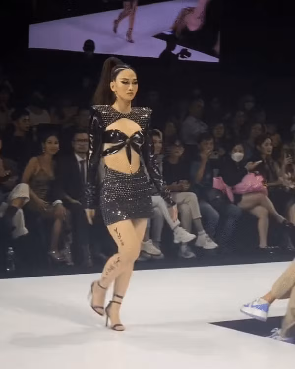 Trước đó, sau màn trình diễn của Lê Bống cây viết thời trang có sức ảnh hưởng trên mạng xã hội là Trí Minh Lê đã có chia sẻ về màn "chào sân" của Lê Bống ở lĩnh vực người mẫu.