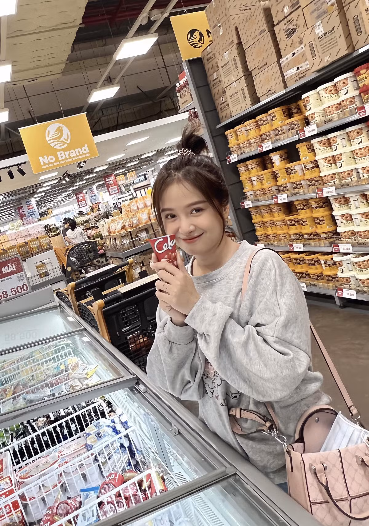 Trước đó, ở thời điểm mới nổi tiếng Bảo Uyên từng được ví là "Đóa Nhi phiên bản Việt".