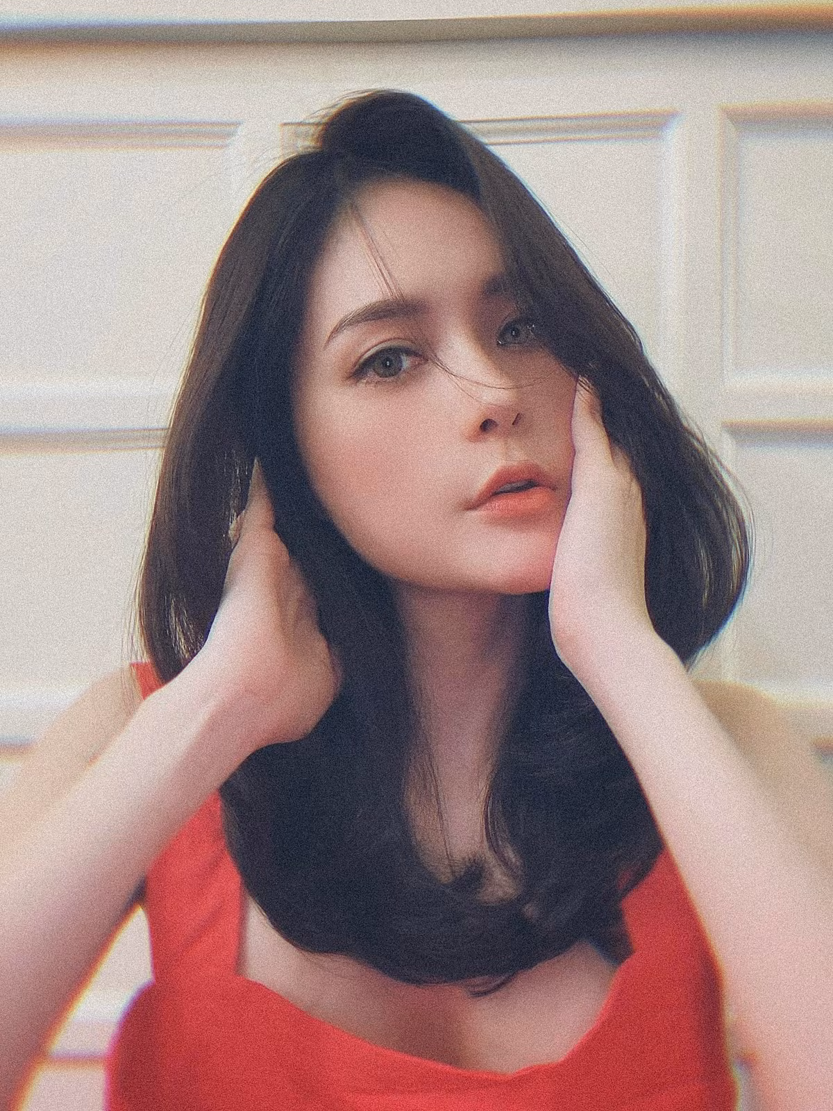 Tuy nhiên chiếc cằm bé tẹo, nhọn hoắt và sống mũi cao thẳng khiến gương mặt nữ đại gia trông quá đỗi khác lạ như mới "dao kéo" một loạt.