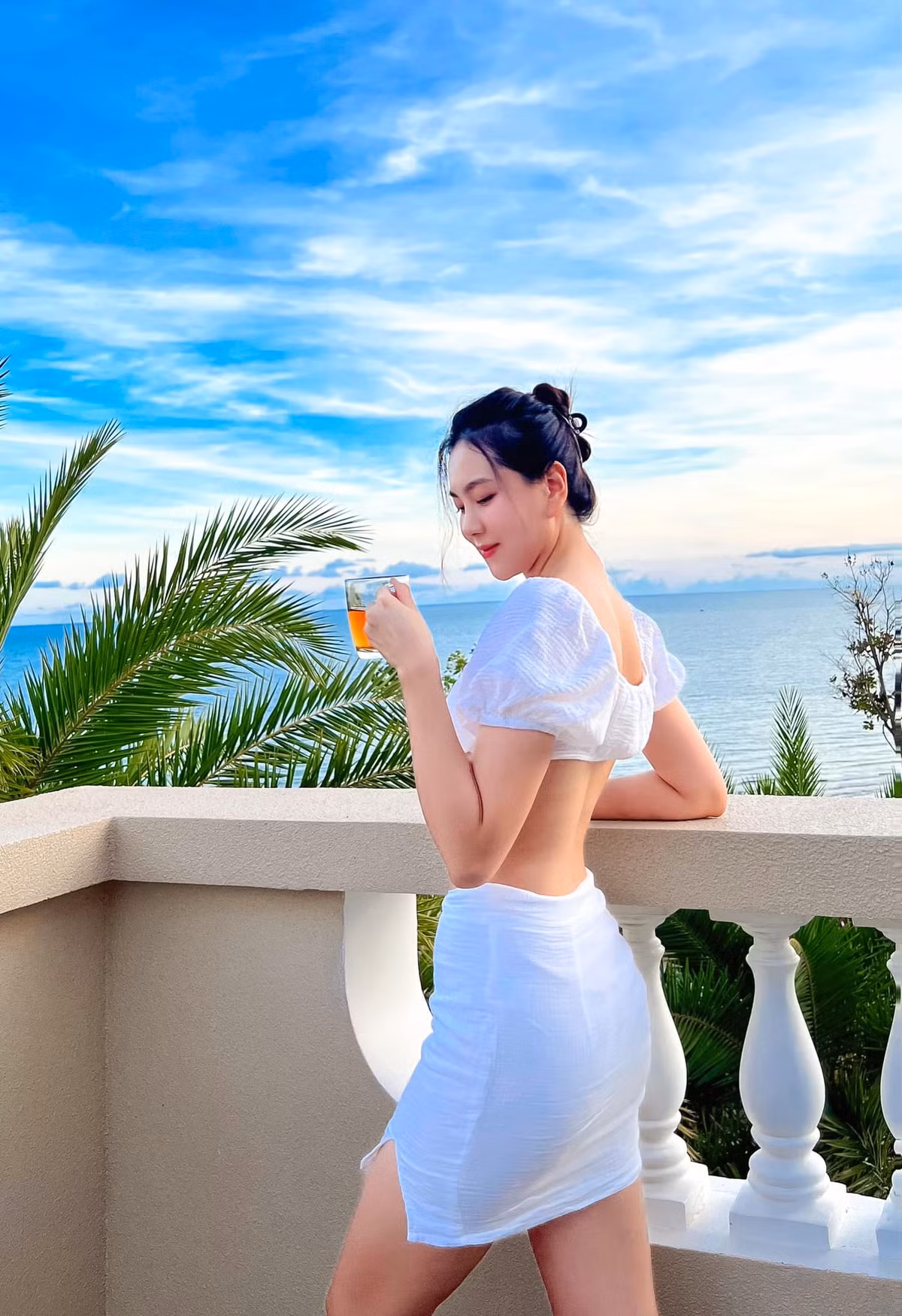 "Bõ công thể thao 7/7, tự tin mặc mọi màu sắc... ăn sáng xong bụng vẫn có rãnh bình thường", Mai Ngọc chia sẻ.