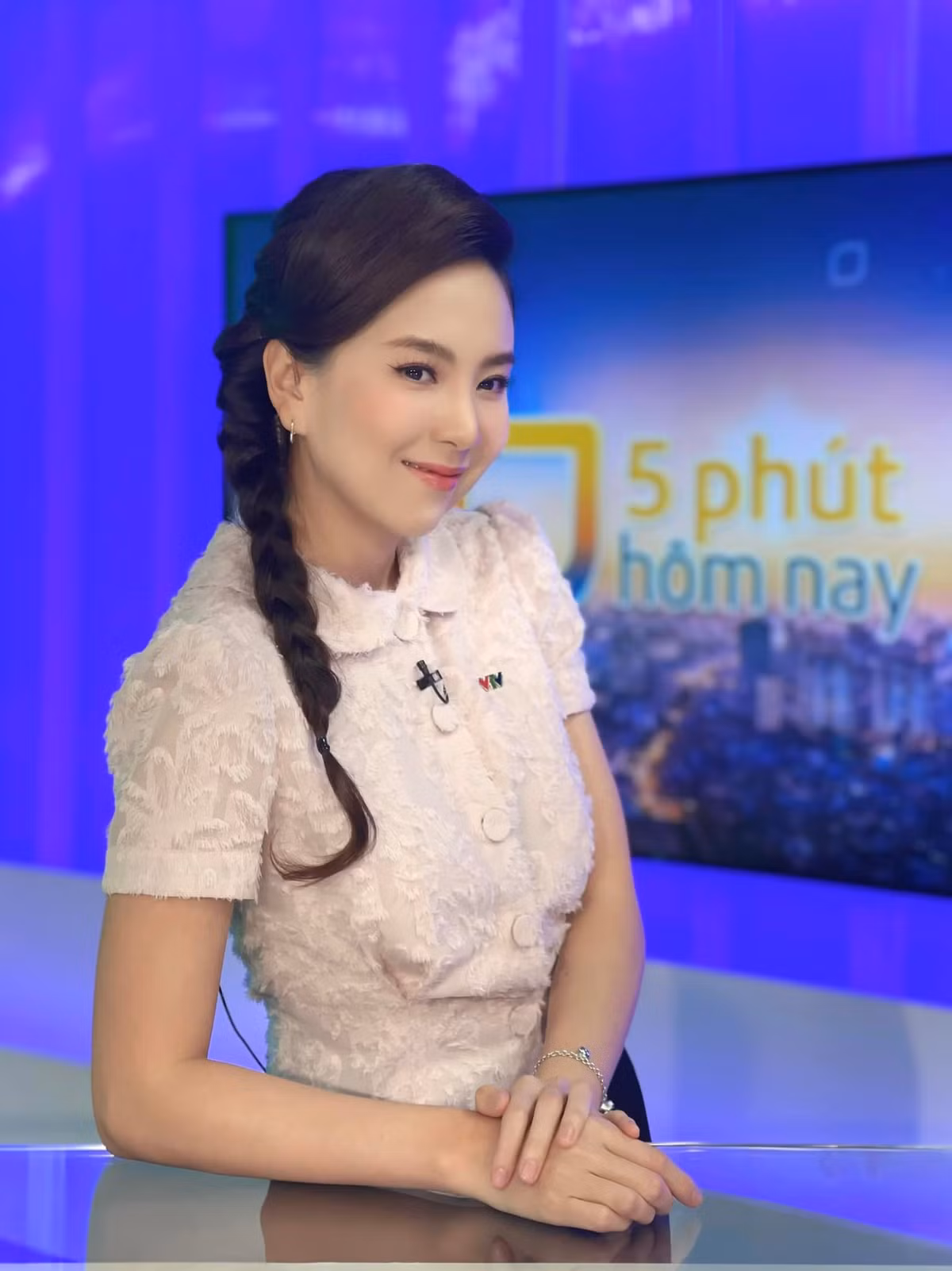 Trên sóng VTV thì chững chạc, nhưng đôi lúc nữ MC VTV cũng khiến khán giả mê mẩn khi "tham chiến" đường đua khoe vóc dáng thon gọn của mình.