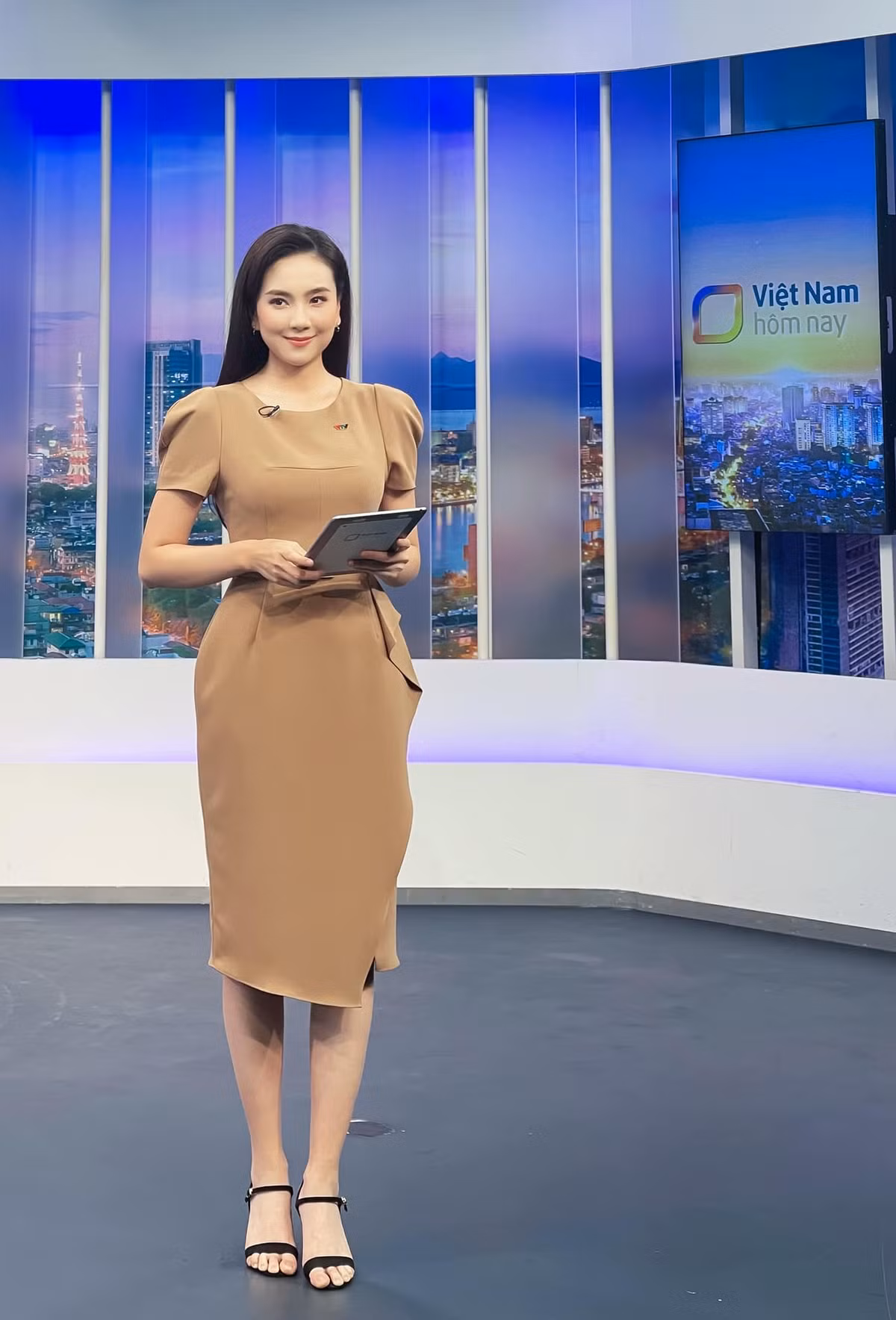 “MC dep nhat VTV” khoe co bung mui goi cam kho roi mat