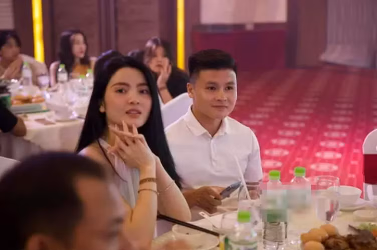 Có lẽ vì không được căn chỉnh góc chụp, lại cộng thêm việc chẳng có cơ hội tạo dáng nên bạn gái tin đồn Quang Hải bị dìm tơi tả.