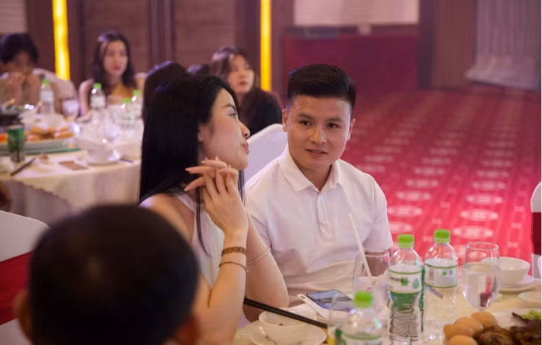 Theo một số hình ảnh hiếm hoi trên Facebook, hot girl 9X có gương mặt xinh xắn, 3 vòng nóng bỏng và ăn mặc rất có gu.