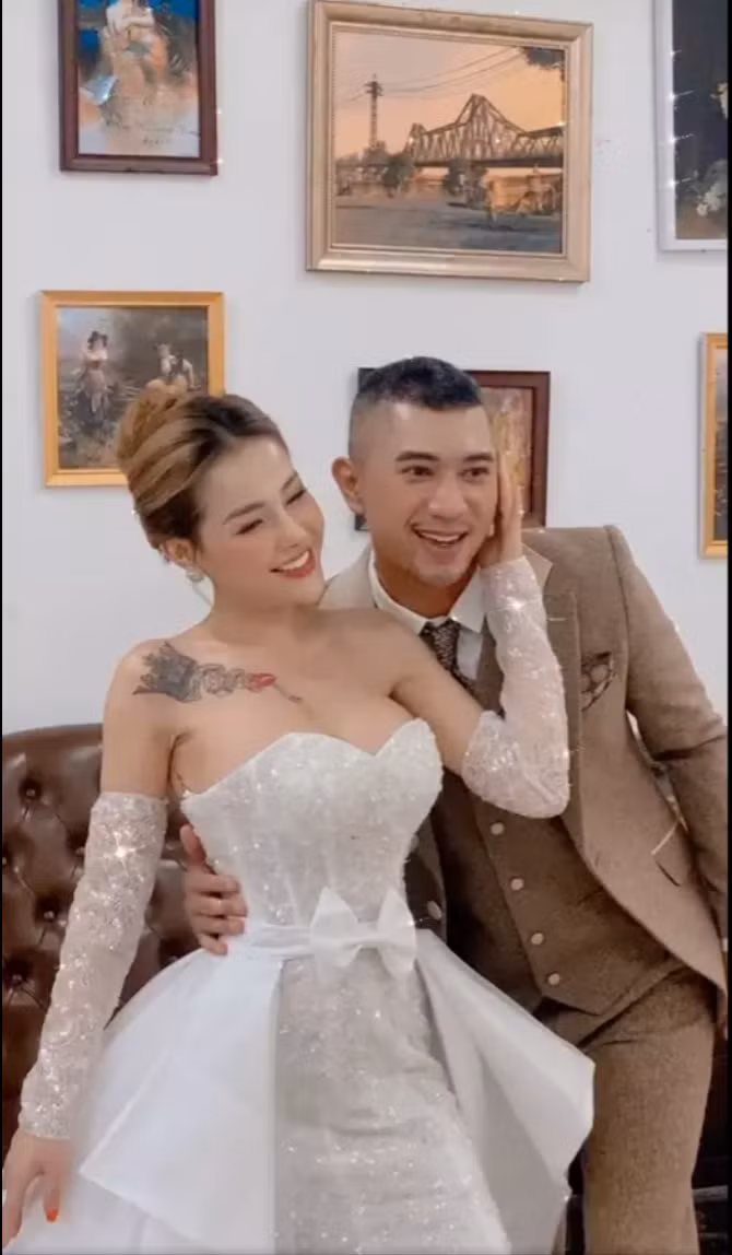 Tuy không phải là lần đầu tiên cả hai khoe ảnh cưới tới khán giả, nhưng lần này theo suy đoán của một số người có thể Lương Bằng Quang đã ngầm hé lộ thời gian tổ chức hôn lễ.