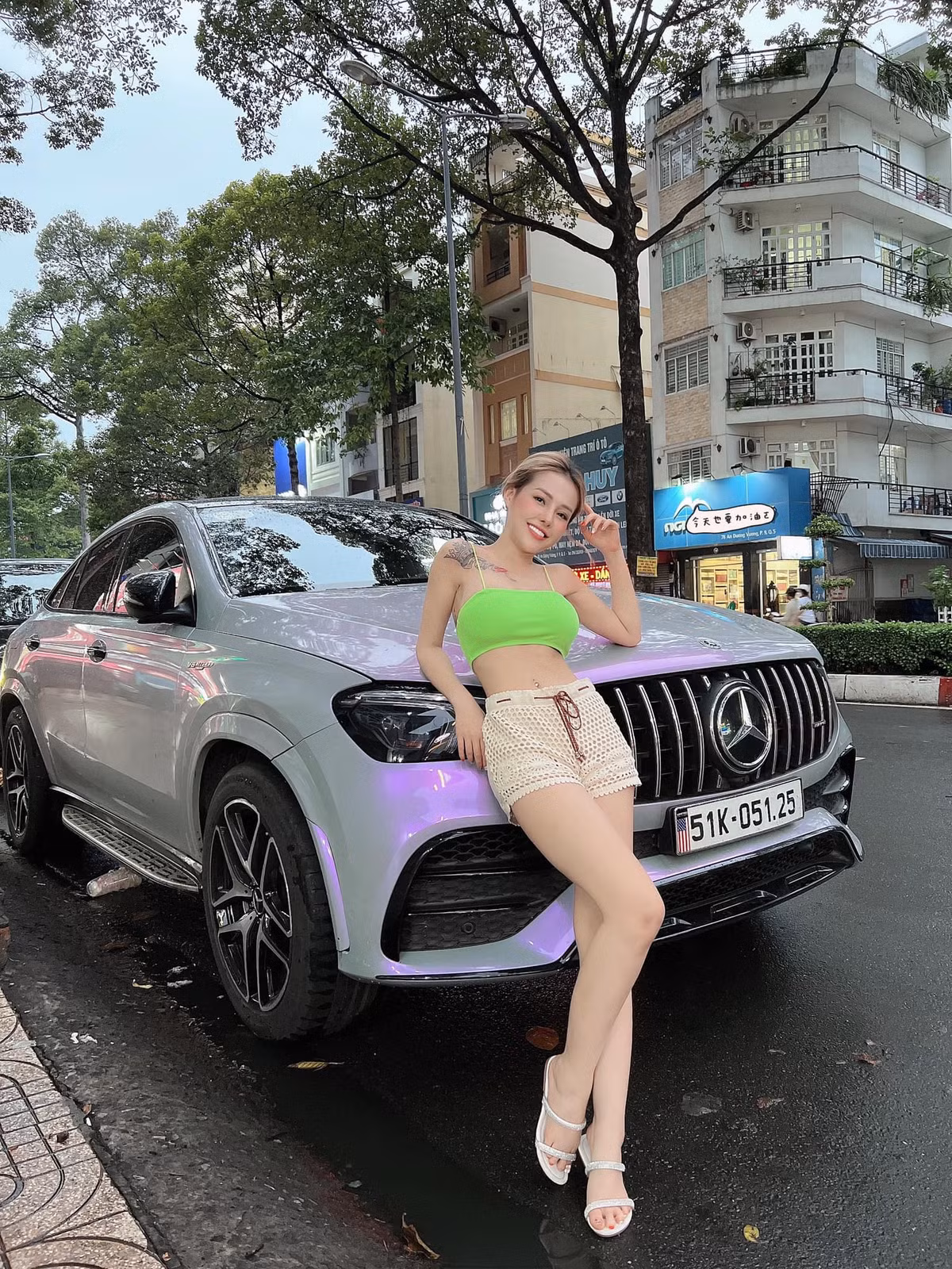 Ngân 98 từng là người đẹp nhận về ý kiến trái chiều từ phía khán giả vì có những phát ngôn gây "sốc" và theo đuổi phong cách thời trang gợi cảm bằng những bộ trang phục cắt xẻ đầy táo bạo.