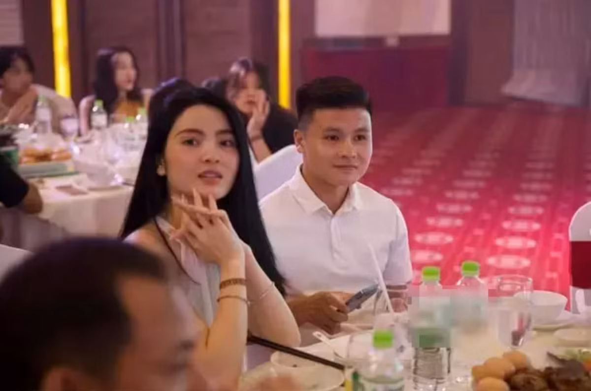 Ngoài ra trước đó, Quang Hải được cho đã về ra mắt gia đình bạn gái.